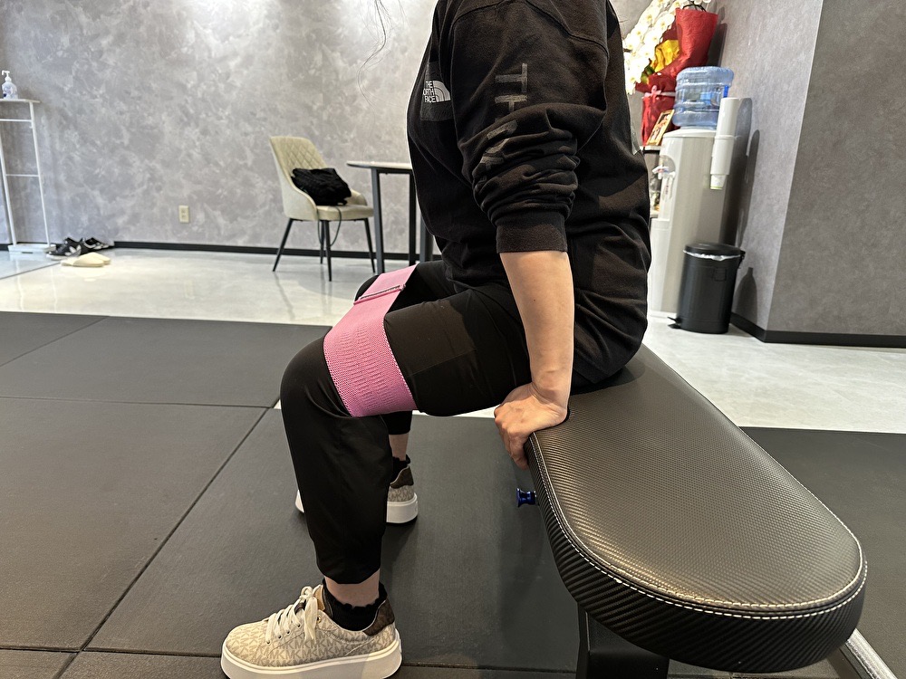 大府パーソナルジムルミナス女性のお尻トレーニングの様子